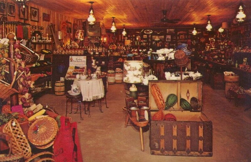 Country Store of Yesteryear (History Town) - Old Postcard Of Interior